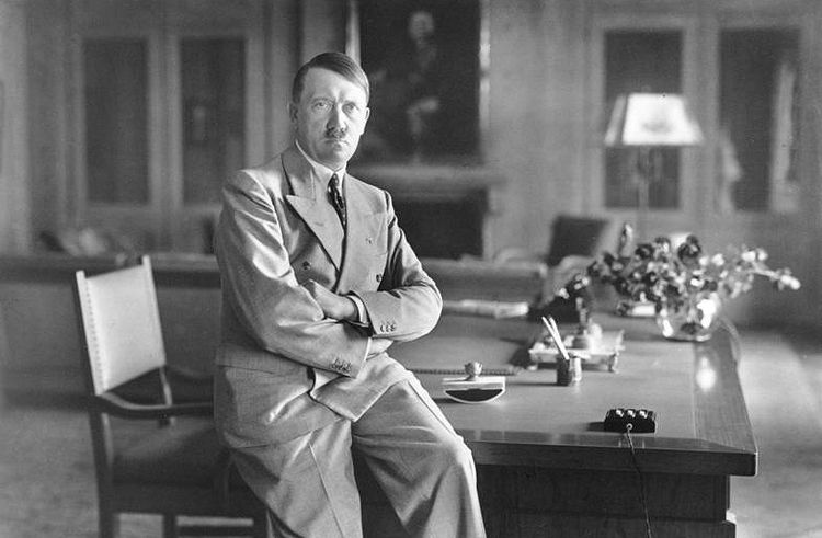  أدولف هتلر
