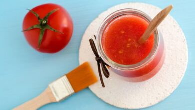 صورة سر البشرة الصحية والمشرقة: ماسك الطماطم واللبن للعناية بالبشرة